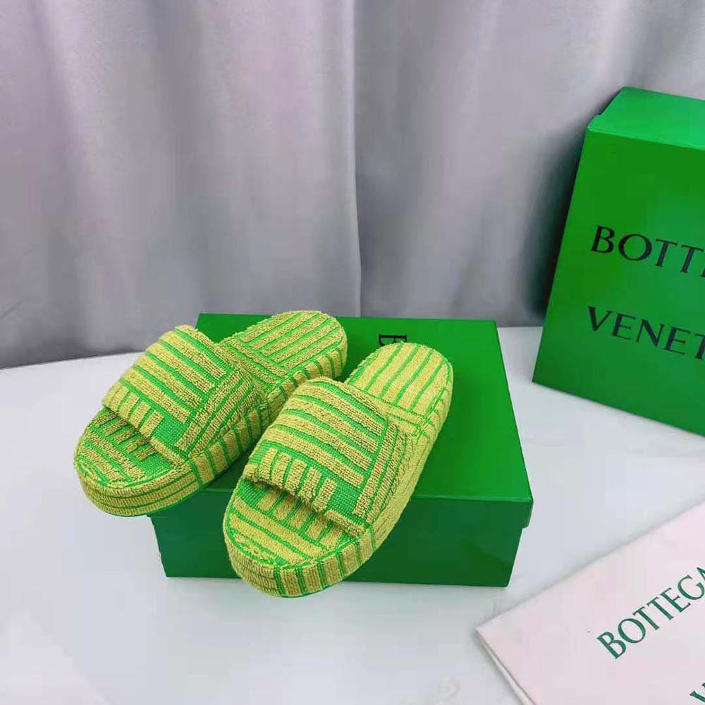 Top view of vibrant lime Bottega Veneta Women Resort Sponge sandal