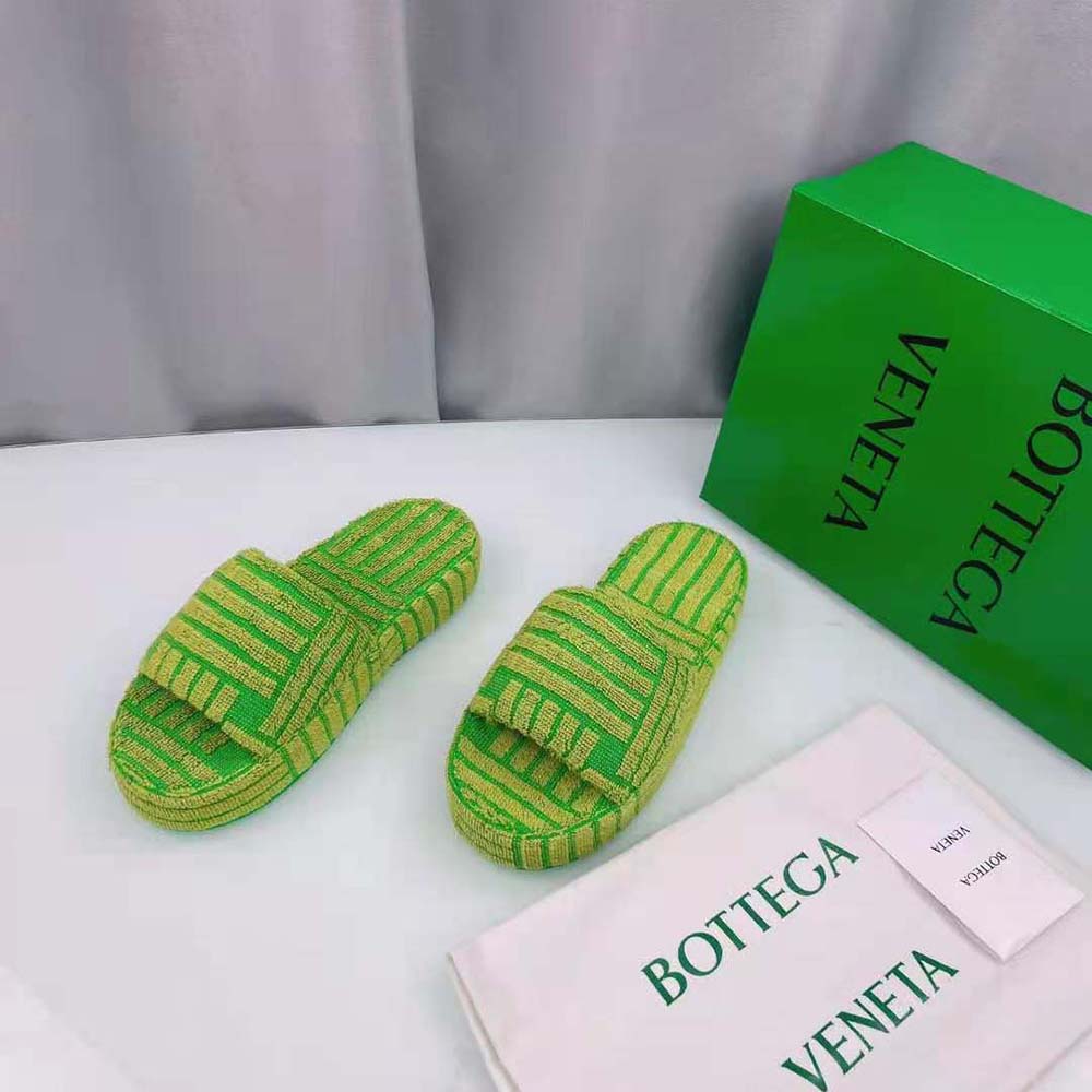 Close-up on intrecciato detail of Bottega Veneta Women Resort Sponge sandal
