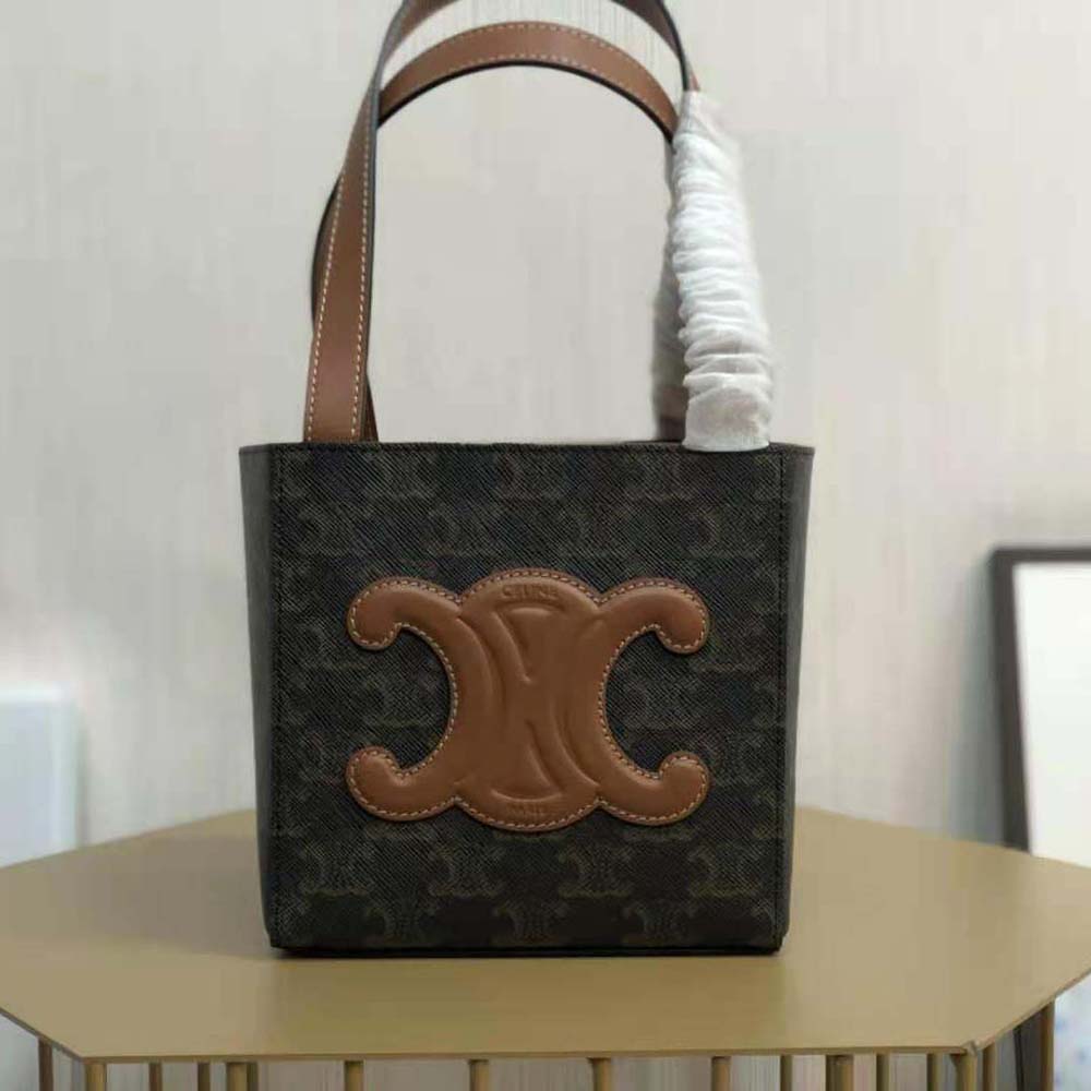 Close-up of gold-tone hardware and Celine logo on Cube Bag Cuir Triomphe