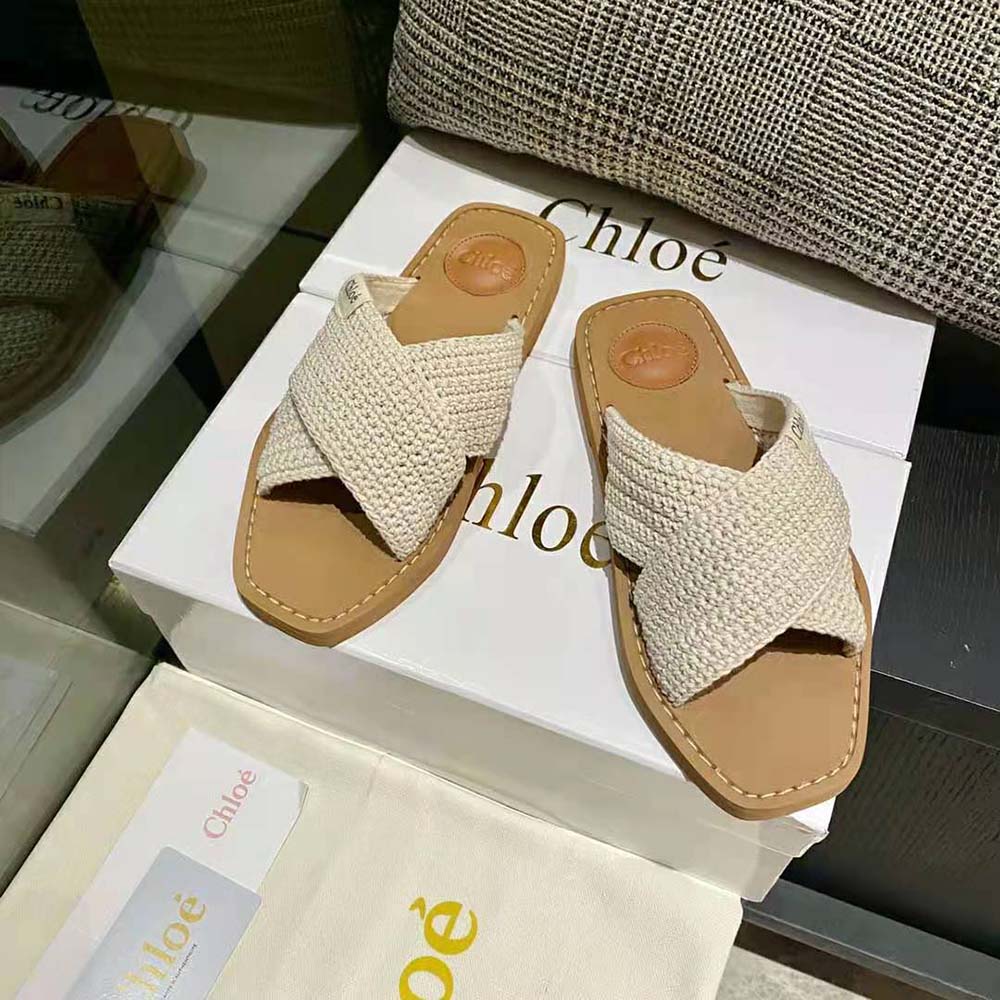 Close-up of beige leather upper and gold-tone Chloé logo on mule