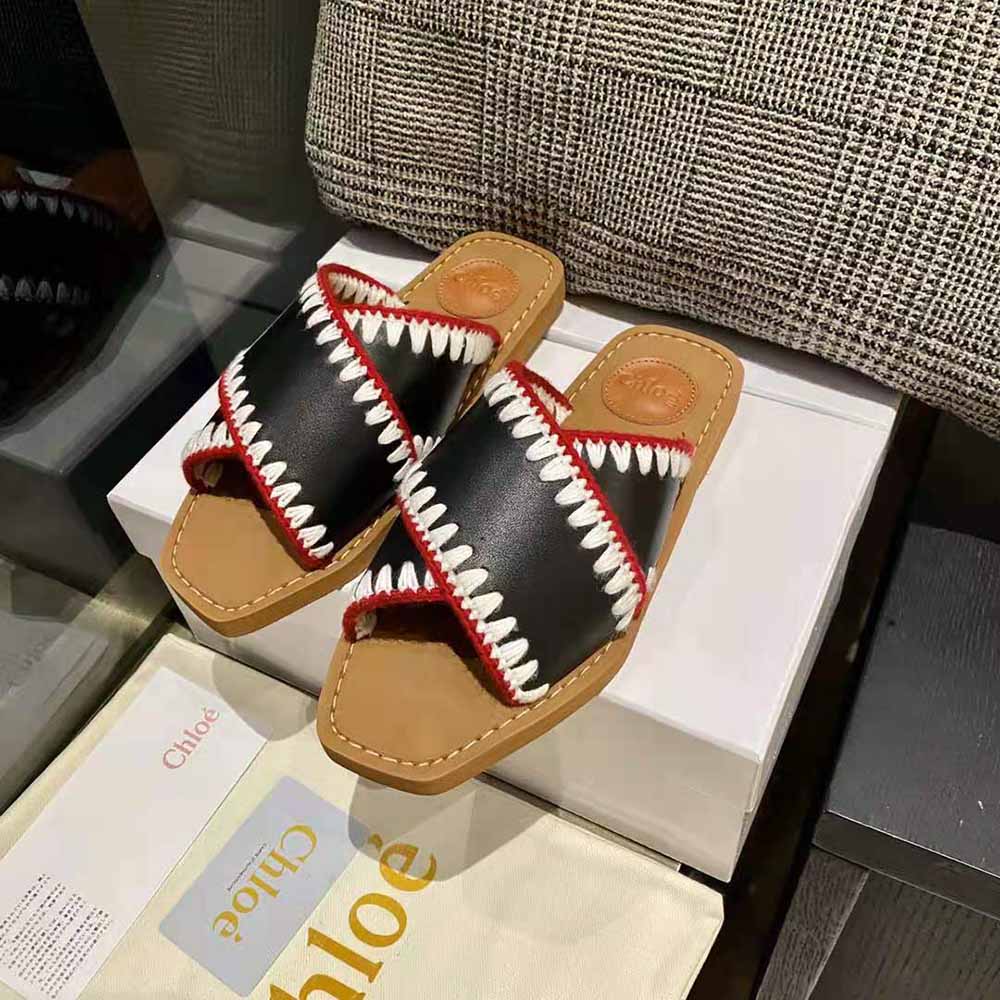 Close-up of embossed Chloé logo on the Chloe Women Woody Flat Slide-Black