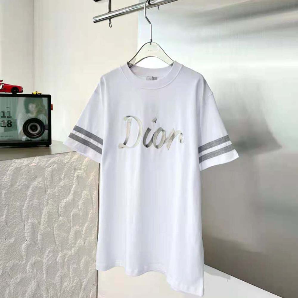 Close-up of ribbed crew neck and fabric texture on Dior Men Relaxed-Fit T-shirt