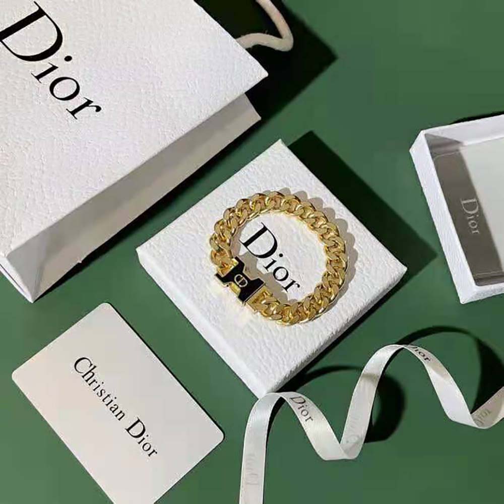 Side view showing sleek silhouette of Dior Women 30 Montaigne Bracelet
