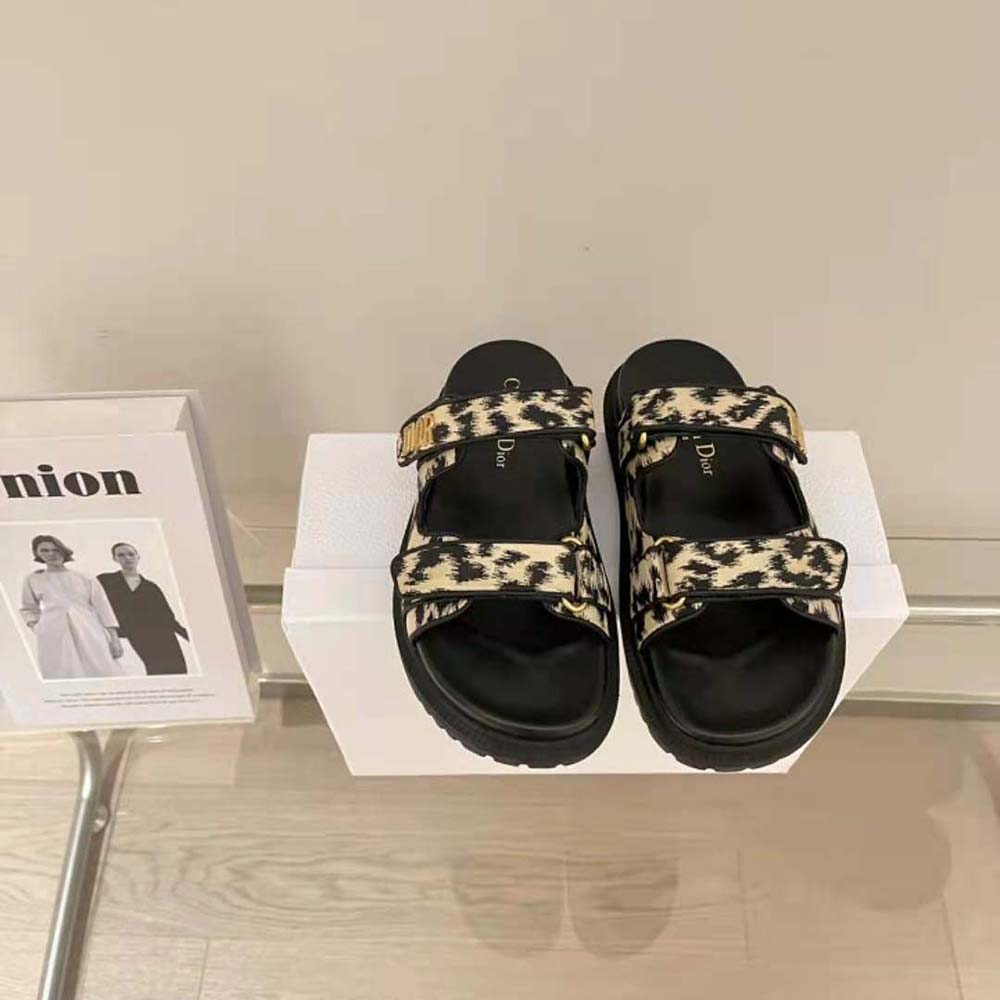 Close-up on multicolor print and metallic hardware of Dior Women DiorAct Slide
