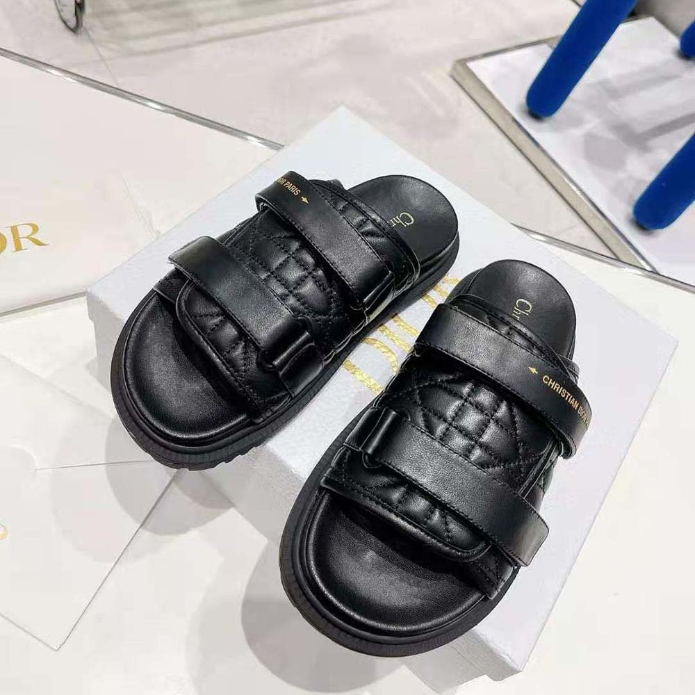 Close-up on quilted Cannage detail of Dior Women Dio(r)evolution Slide