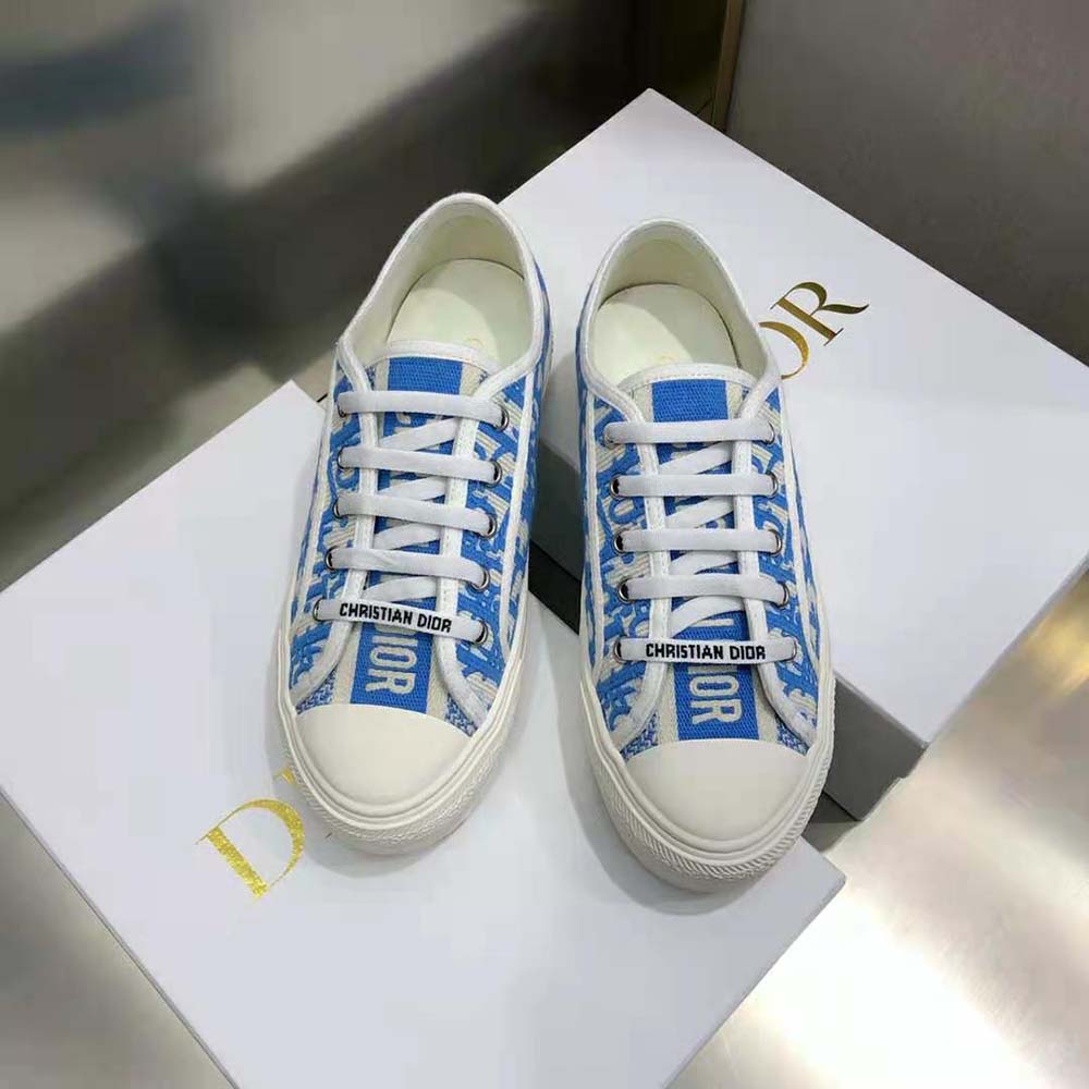 Close-up of embroidered cotton and Dior Oblique detailing on sneaker