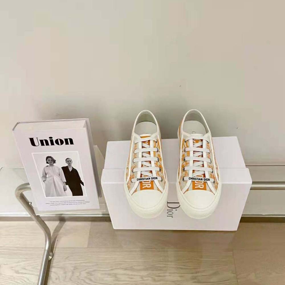 Close-up on embroidered Toile de Jouy detail of Dior Women Walk’N’dior Sneaker Bright Orange