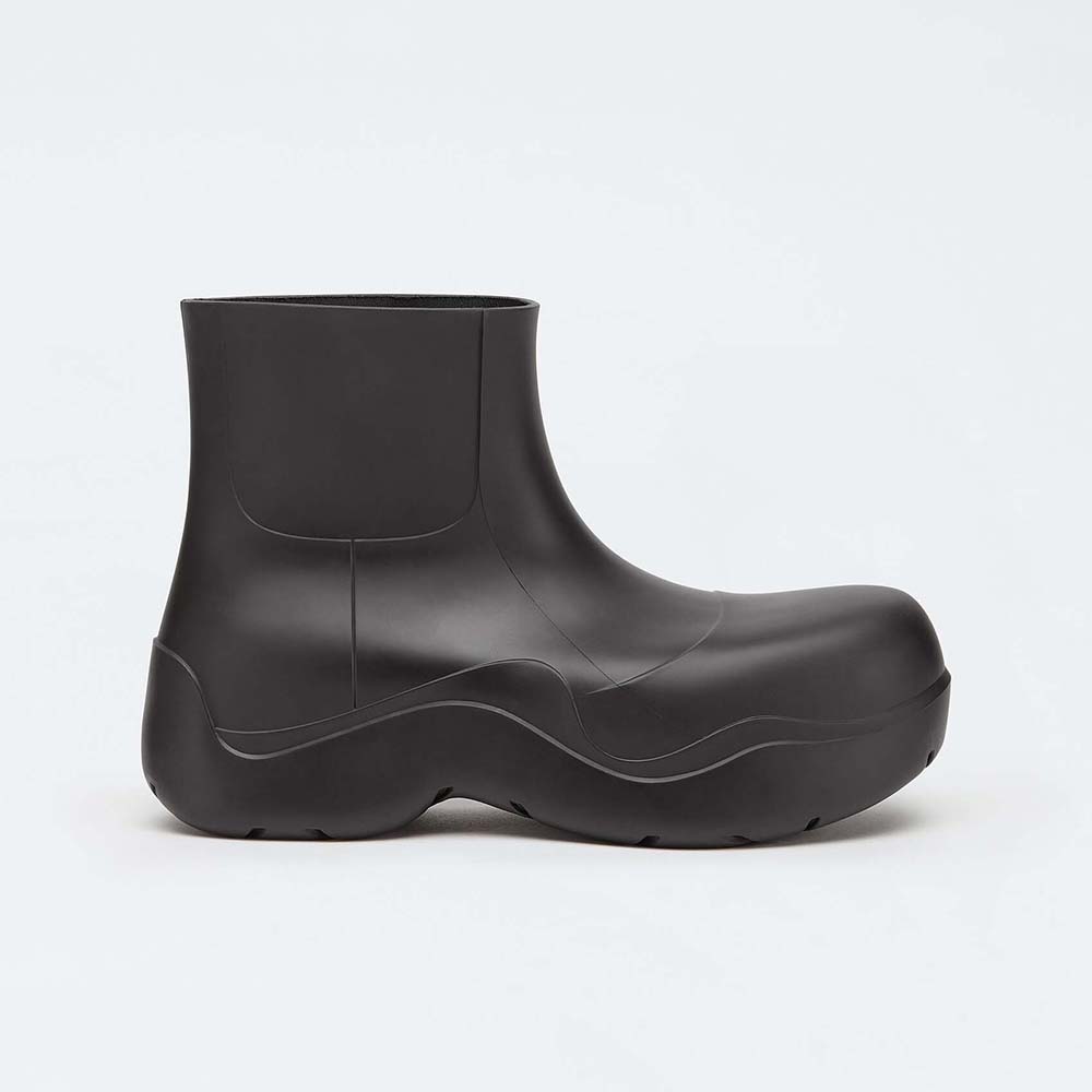 Side profile of Bottega Veneta Unisex Puddle Ankle Boot-Black showing padded leather