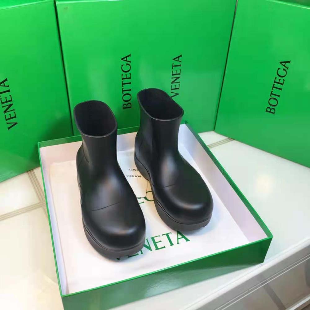 Top-down view of Bottega Veneta Unisex Puddle Ankle Boot-Black with elastic side panel