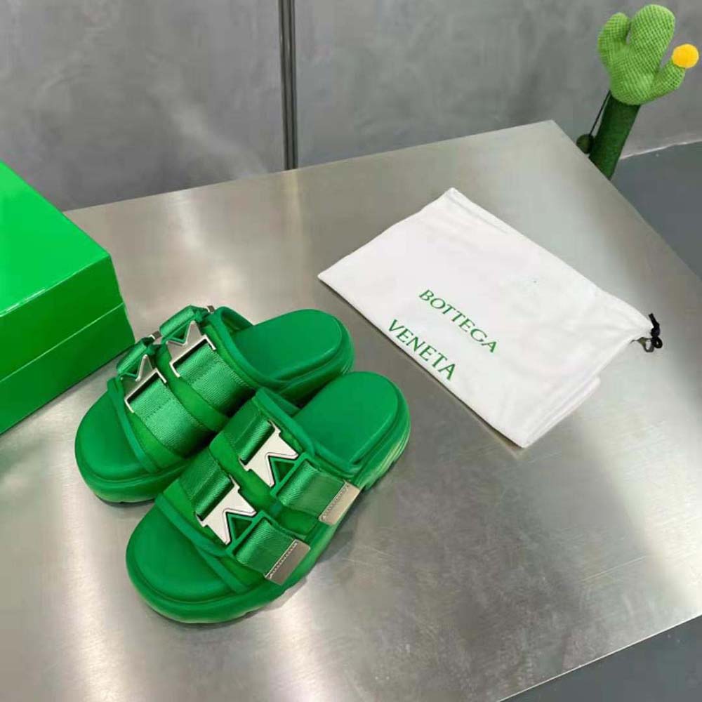Top-down look at woven footbed detail on Bottega Veneta Women Flash Padded Technical Fabric Flat Sandals-Green