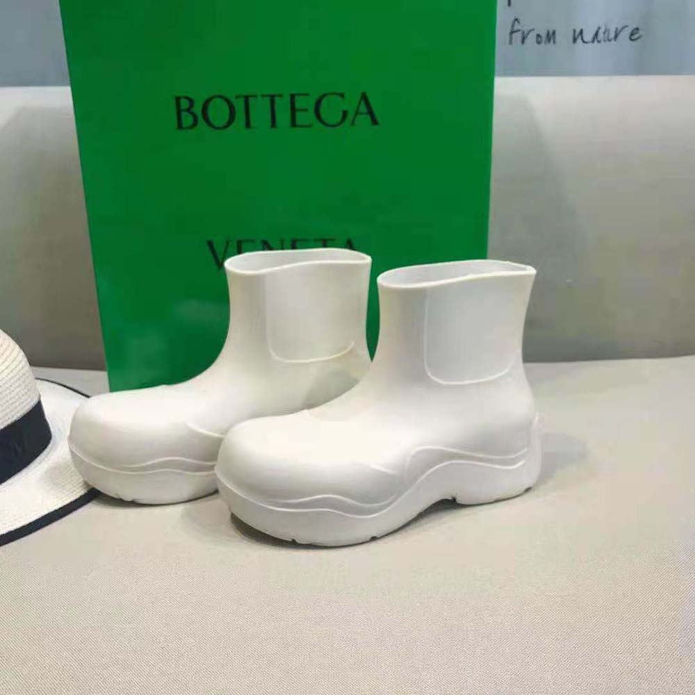Close-up detail of zip closure on Bottega Veneta Unisex Puddle Ankle Boot-White