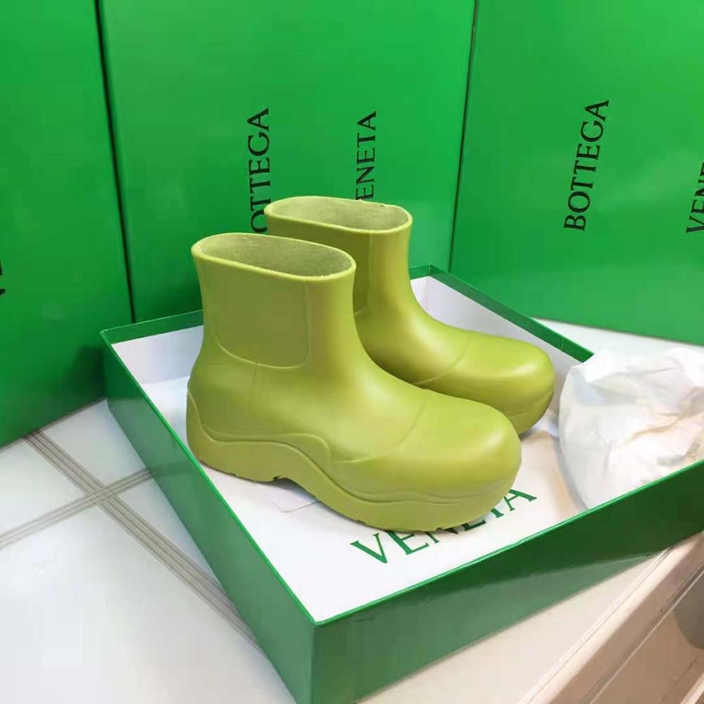 Close-up of brass zipper and leather texture on Bottega Veneta Unisex Puddle Ankle Boot-Yellow