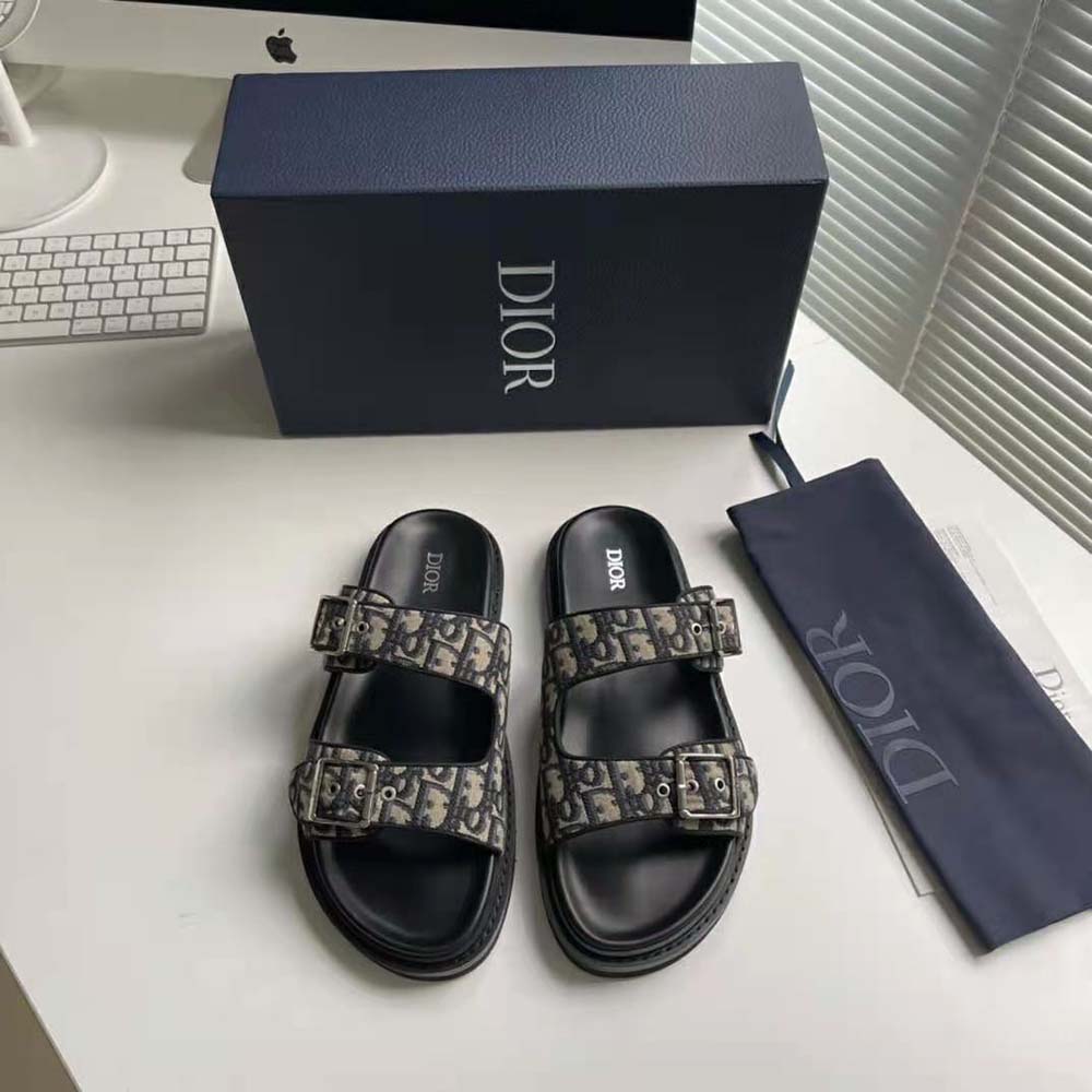 Close-up of Dior Oblique Jacquard fabric on Dior Men Aqua Sandal
