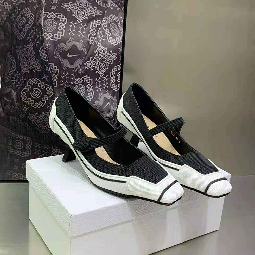 Front view of Dior Women D-Motion Pump pointed toe and silhouette