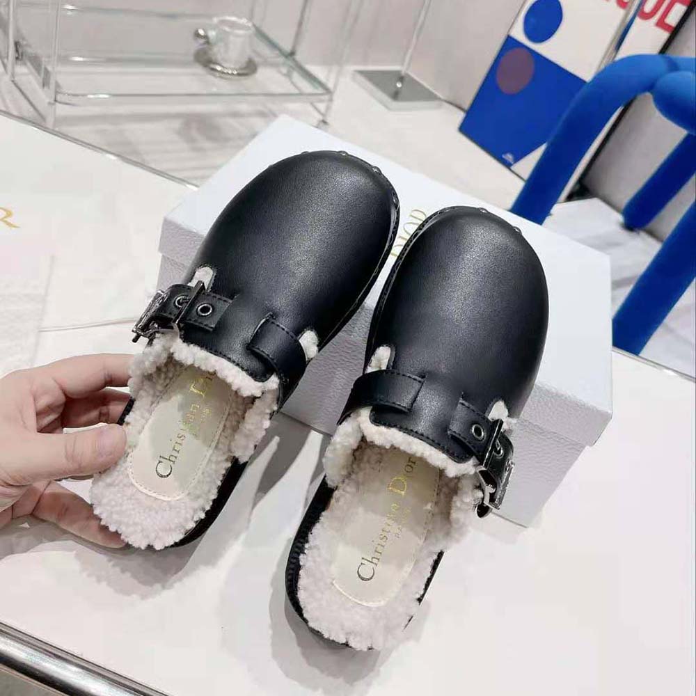 Bottom sole detail displaying ridged rubber on Dior Women Diorquake Clog
