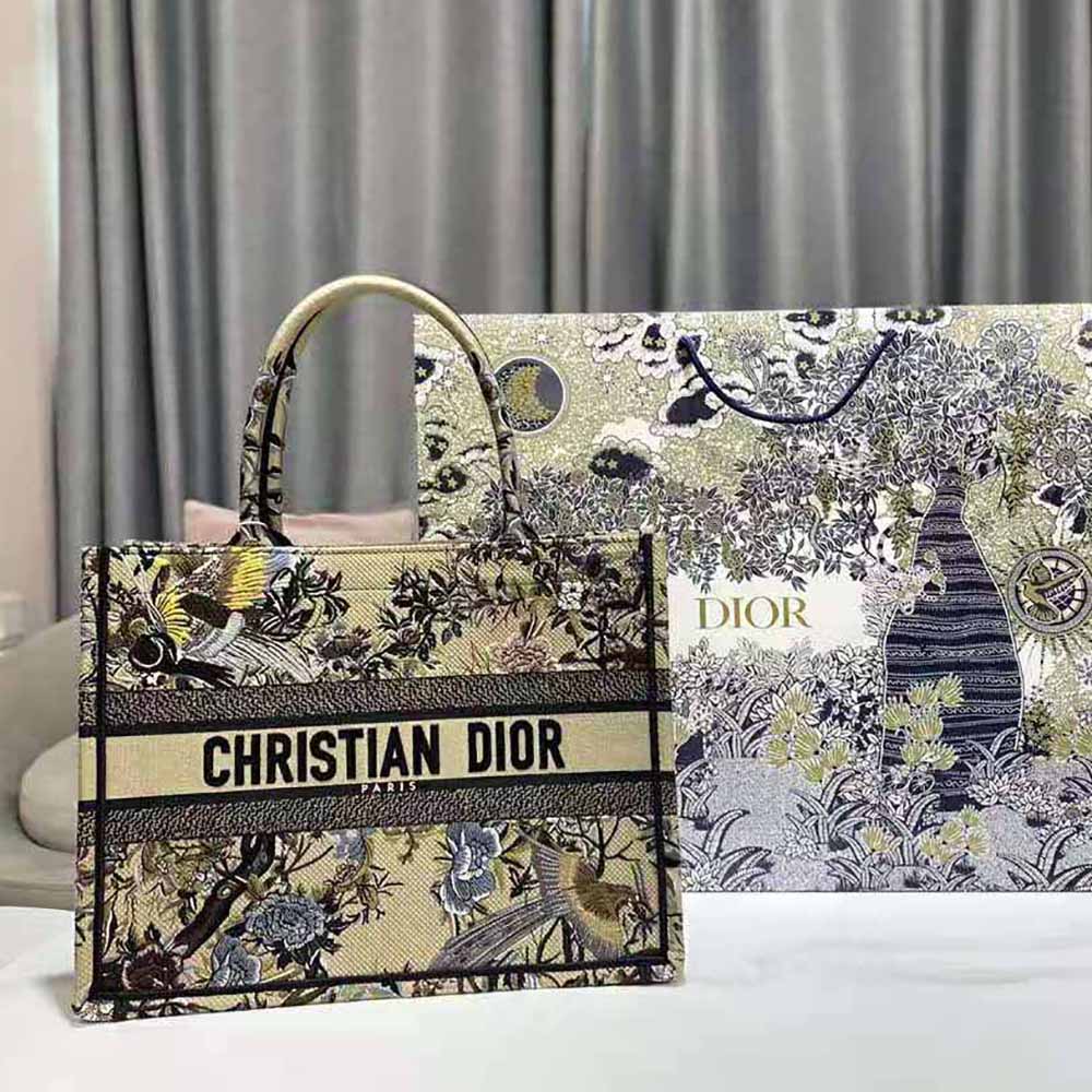 Close-up of Jardin d’Hiver embroidery on beige canvas tote