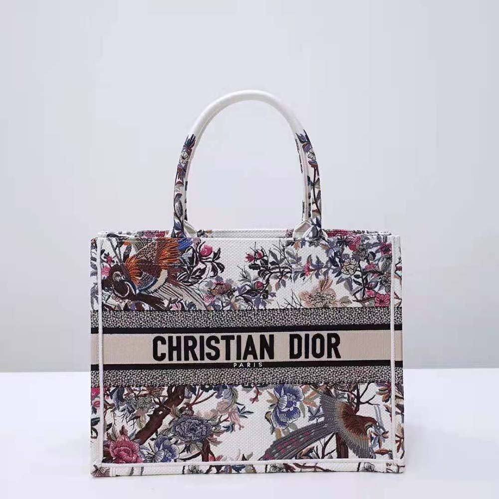 Close-up of Jardin D’Hiver embroidery on Dior Women Medium Dior Book Tote