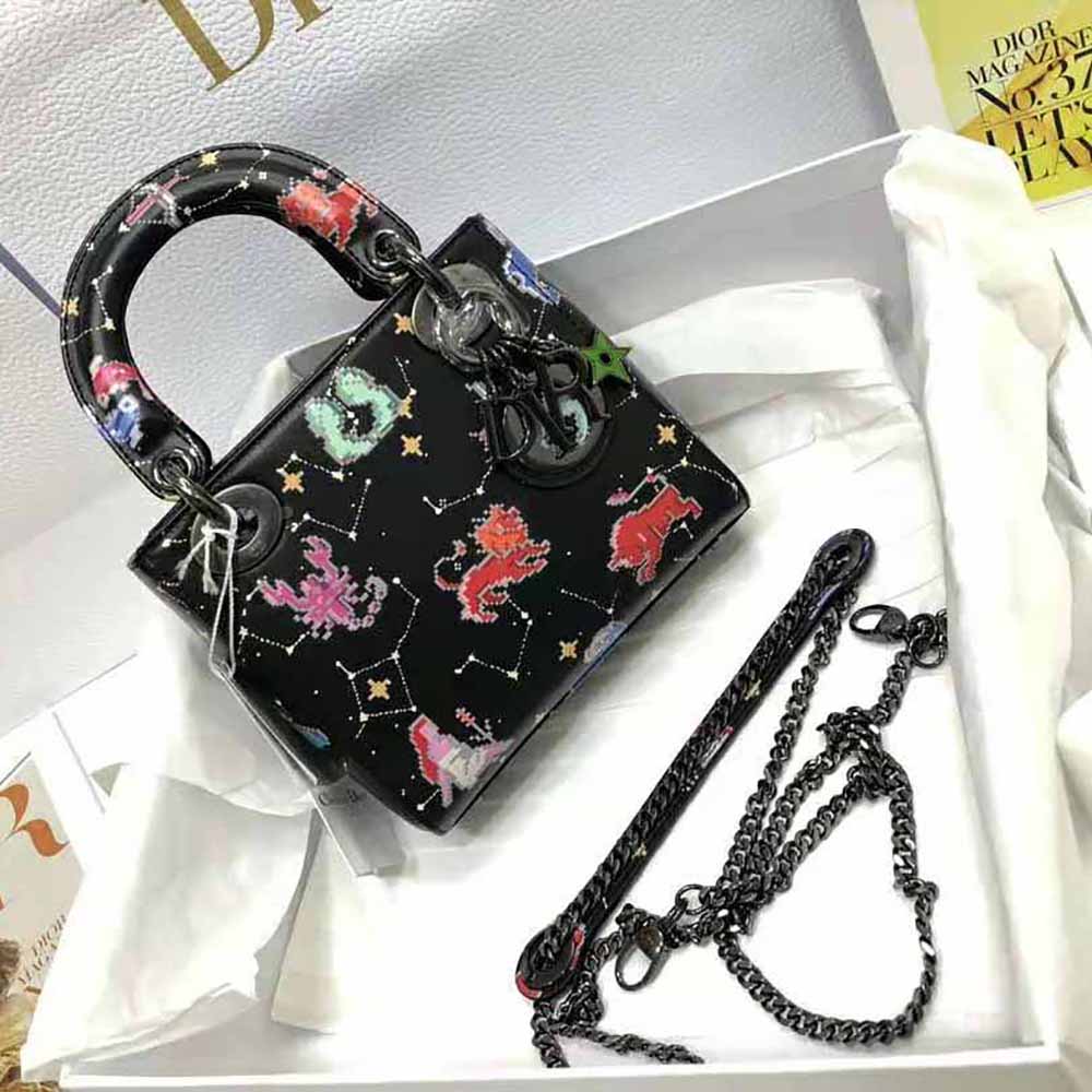 Close-up of silver ‘D.I.O.R.’ charms on Dior Women Mini Lady Dior Bag