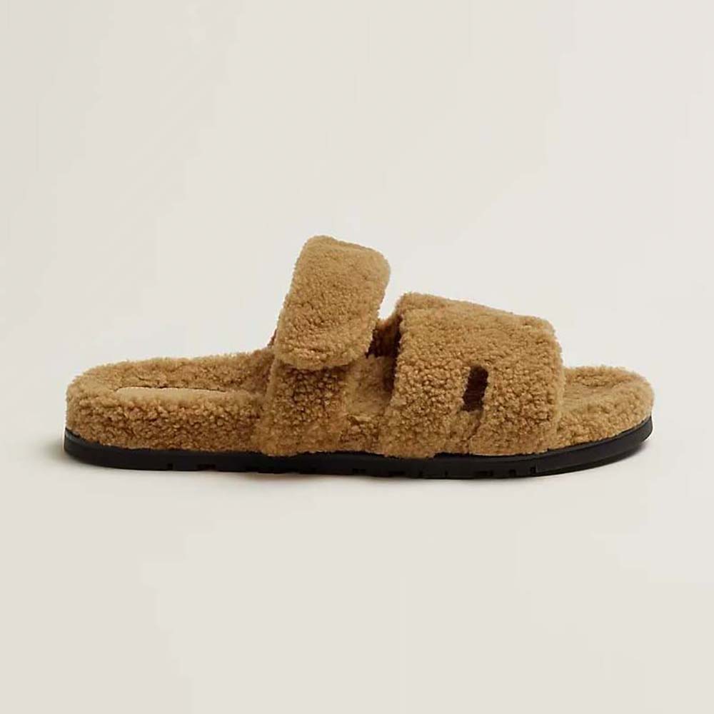 Side profile of Hermes Women Chypre Sandal in Woolskin-Brown