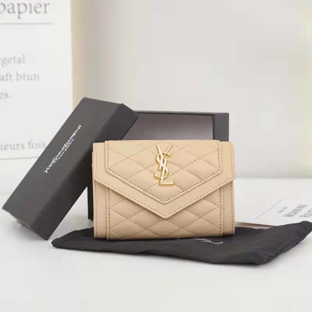 Side angle showing zipper closure on Saint Laurent YSL Women Vlogo Signature Grainy Calfskin Cardholder wth Zipper-Sandy