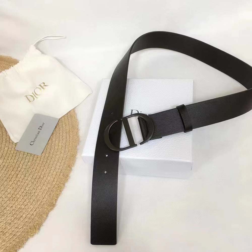 Side angle showcasing Dior Men 30 Montaigne Belt sleek silhouette and hardware