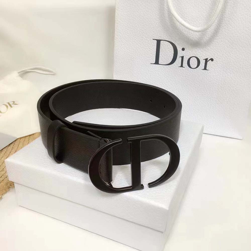 Close-up of Dior Men 30 Montaigne Belt black calfskin texture and silver buckle