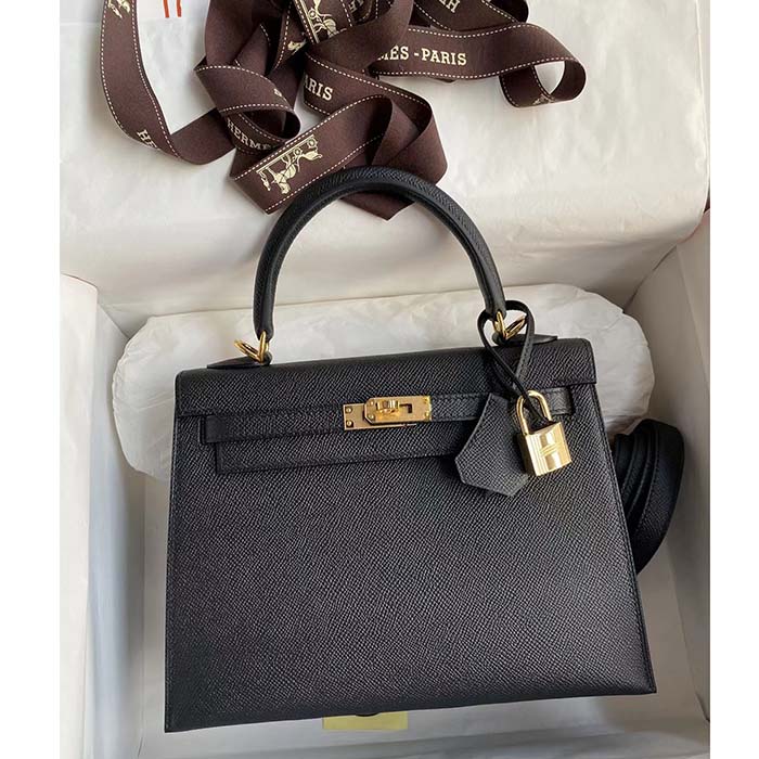 Close-up of gold hardware on Hermes Women Kelly Sellier 32 Bag