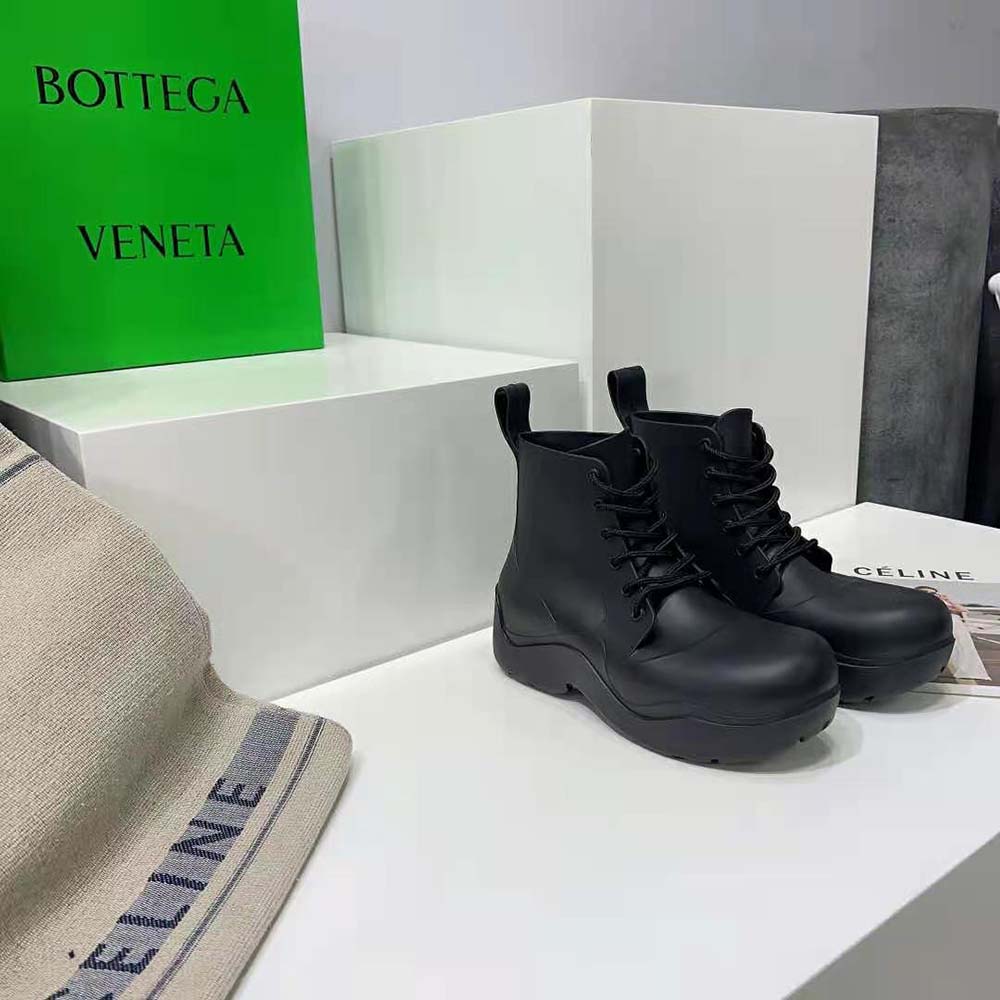 Top-down view showing silhouette of Bottega Veneta Unisex Puddle Boot