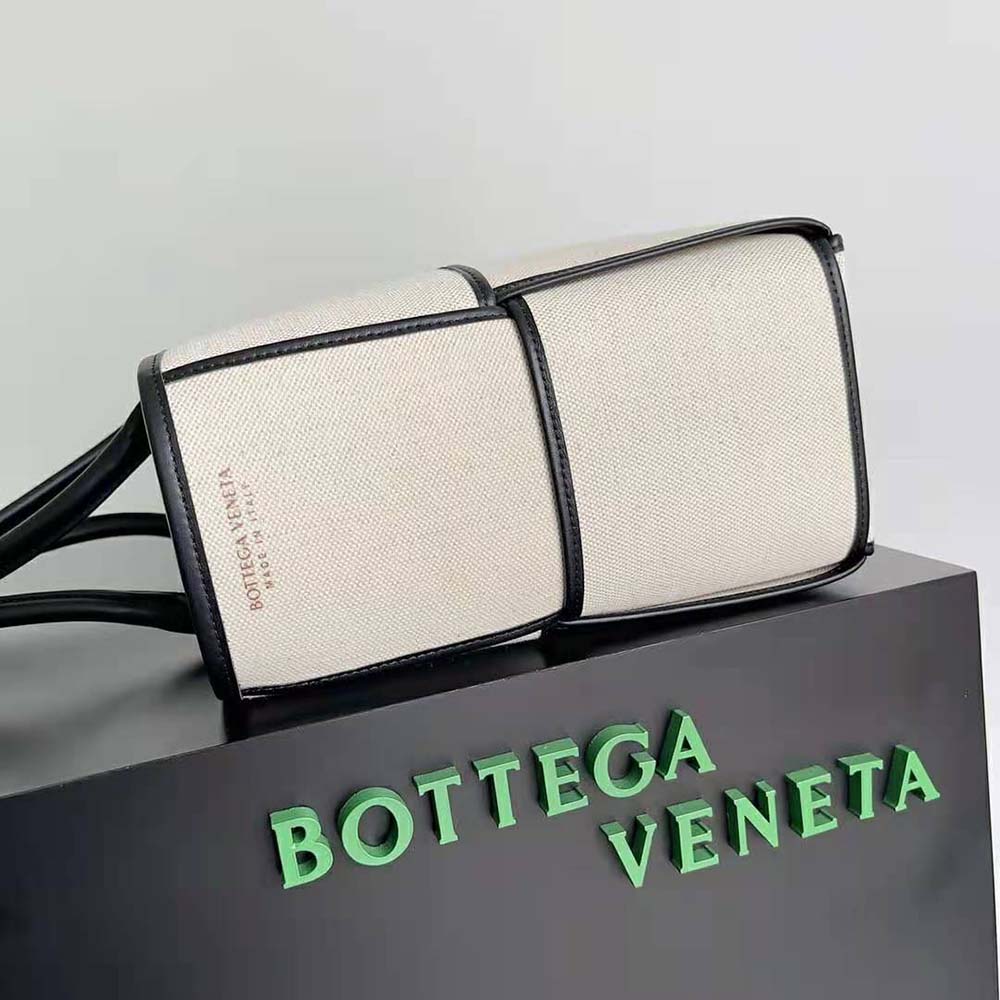 Side angle of Bottega Veneta Women Medium Arco Tote Bag-Black with zip closure