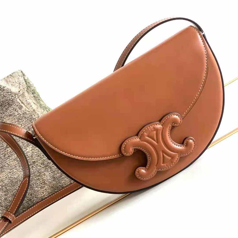 Close-up of gold Triomphe clasp on Celine Women Besace Cuir Triomphe bag