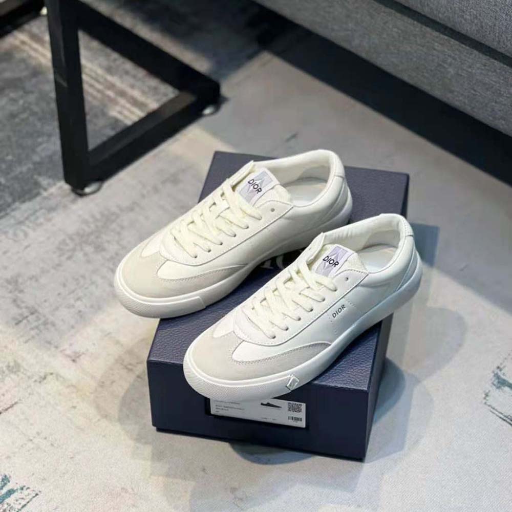 Close-up of white smooth calfskin and greige nubuck detailing on Dior Men B101 Sneaker