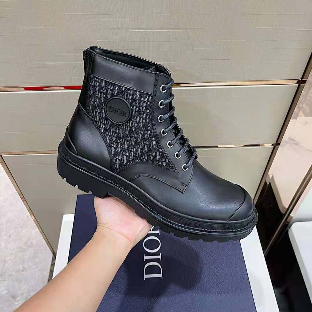 Top down laced closure of Dior Men Explorer Ankle Boot in black leather