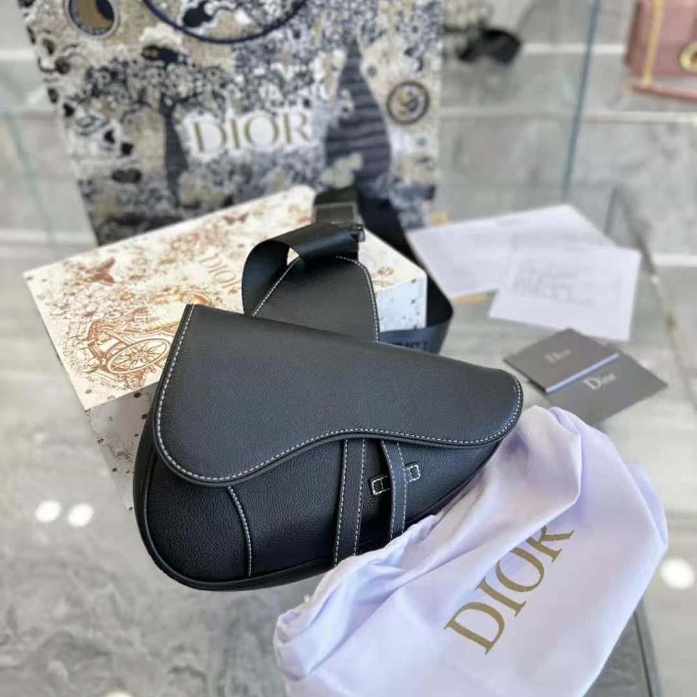 Side profile of Dior Men Maxi Saddle Bag with matte black hardware detail