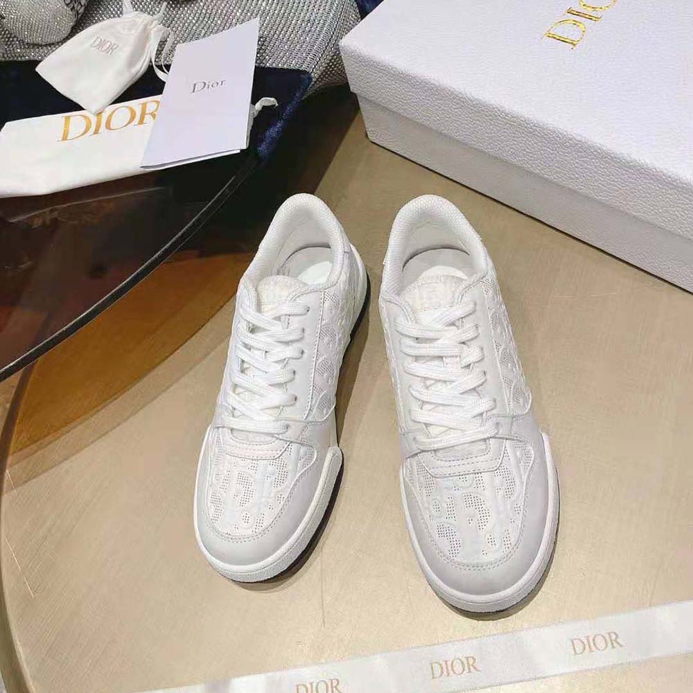 Close-up on perforated calfskin and Dior Oblique pattern on Dior Unisex One Sneaker