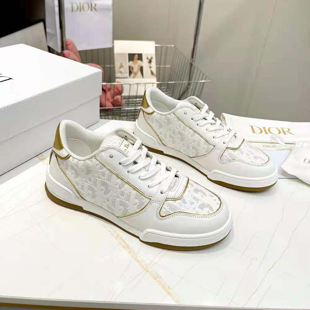 Close-up on gold-tone Dior Oblique hardware on Dior Unisex One Sneaker