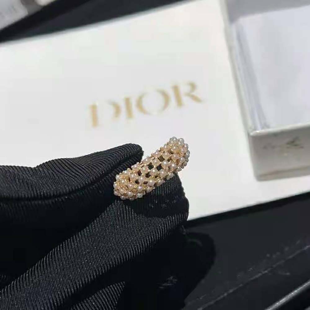 Side profile showing open silhouette of Dior Women D-Renaissance Ring in gold and pearls