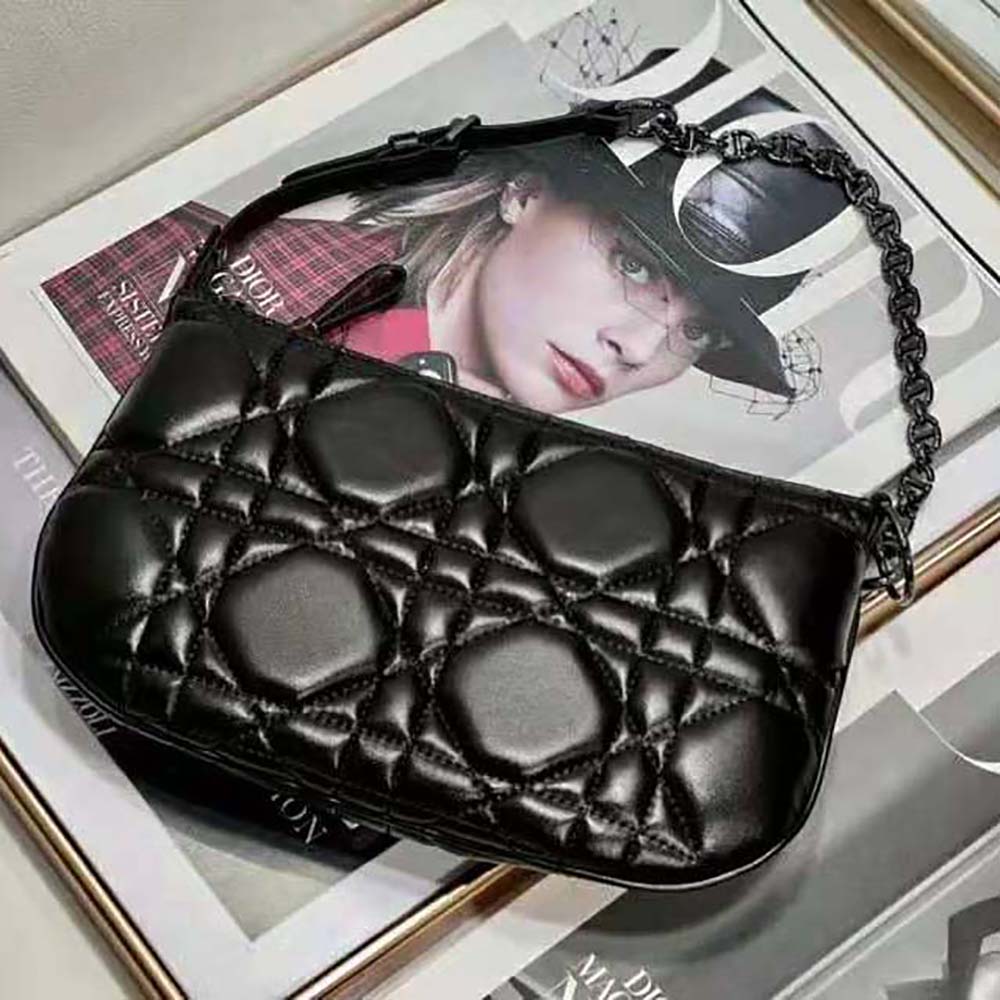 Close-up of gold-tone ‘D’ clasp on Mini Dior Caro Tulip Bag