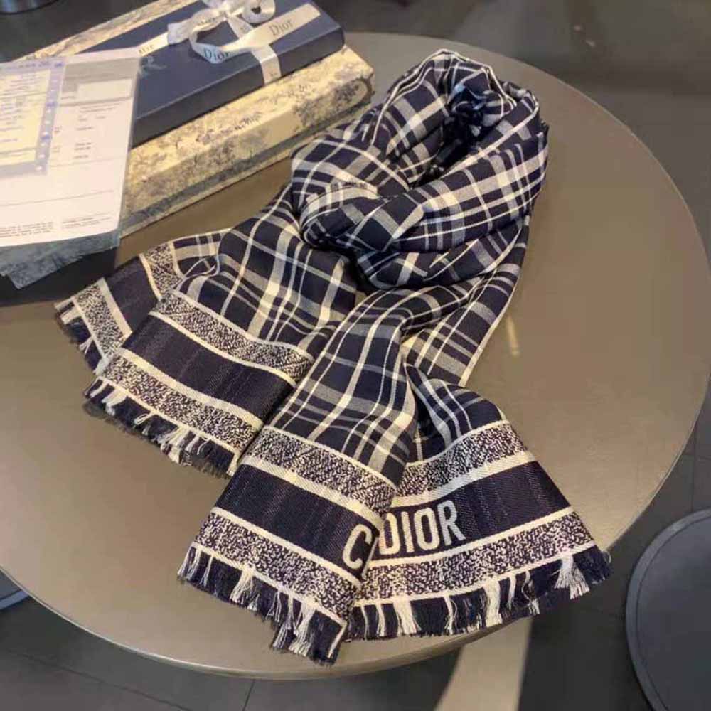 Close-up of Dior Oblique jacquard pattern on Dior Women Reversible Dior Oblique Blanket scarf