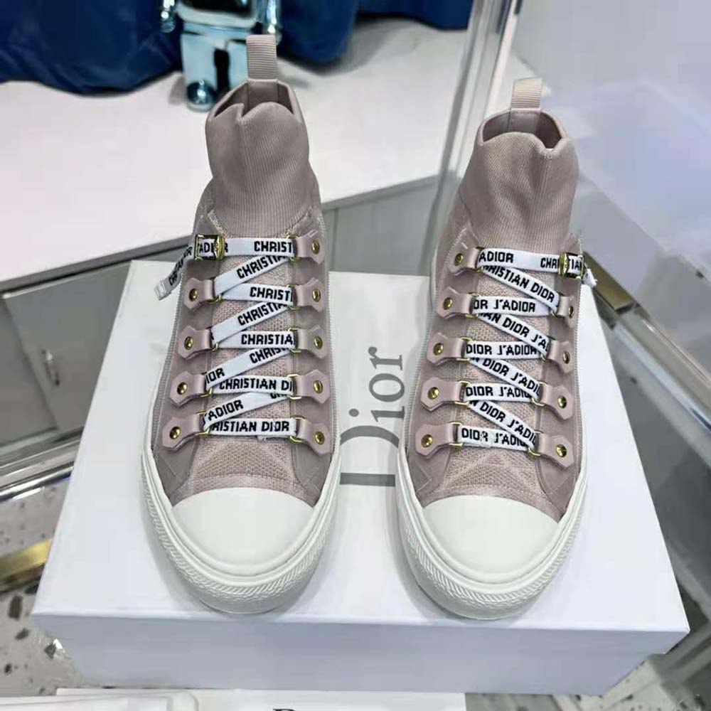 Close-up on lace and silver Dior hardware of Women Walk’N’Dior Sneaker Nude Macrocannage