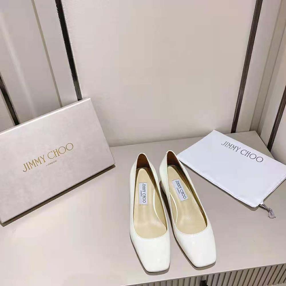 Close-up on white nappa leather and signature detail of Rydea Pump