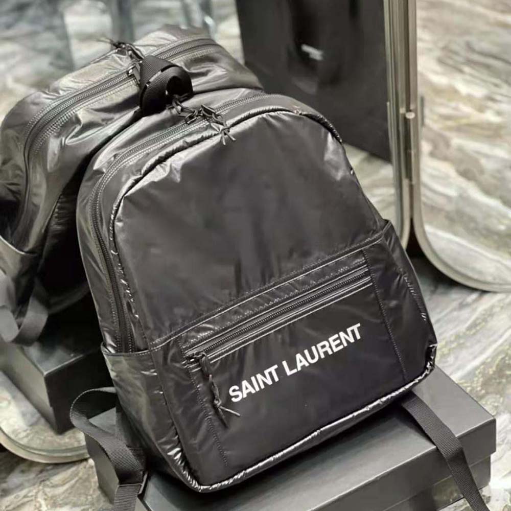 Side profile showing zip closure and adjustable straps of Nuxx backpack
