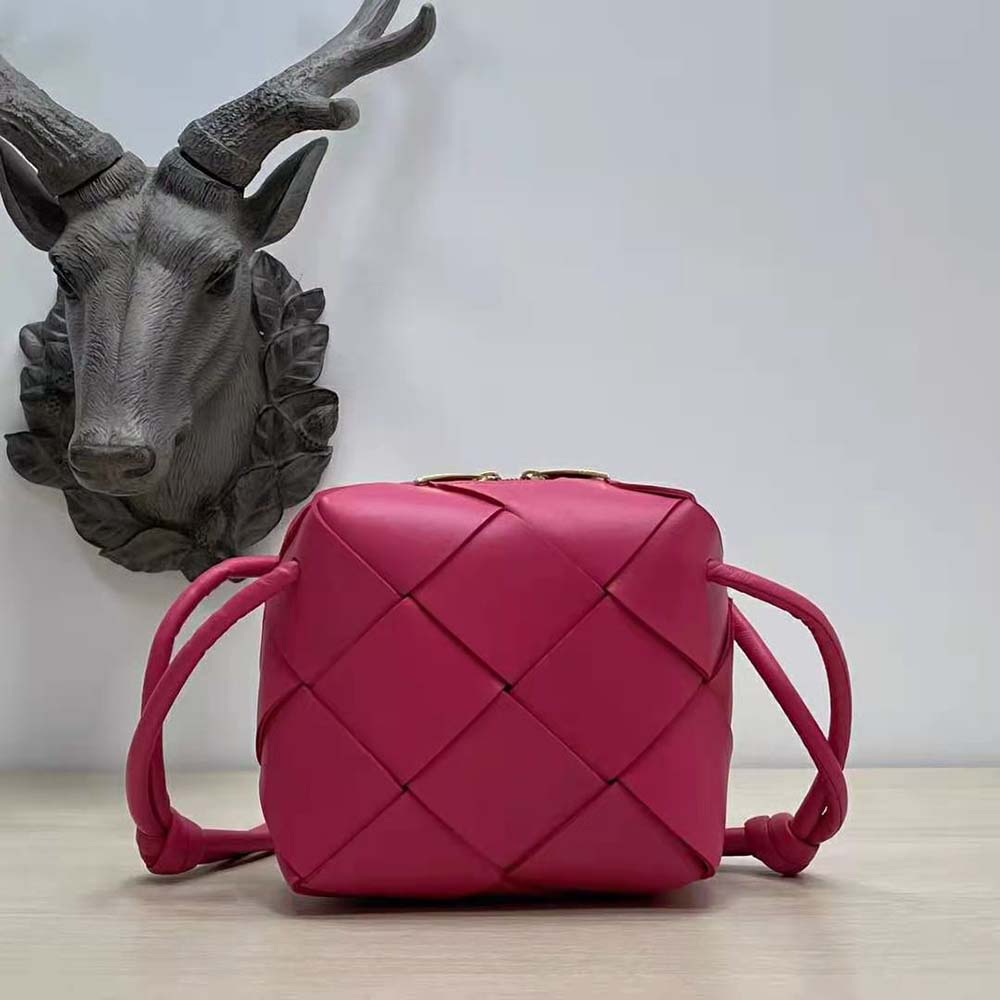 Close-up of rose leather Intrecciato weave and gold hardware detail