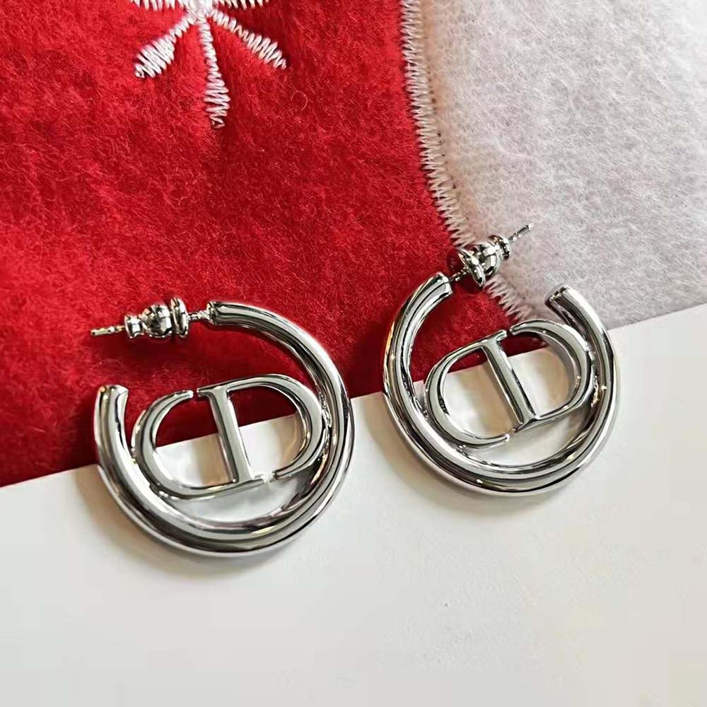 Side angle showing signature Dior logo detail on 30 Montaigne Earrings
