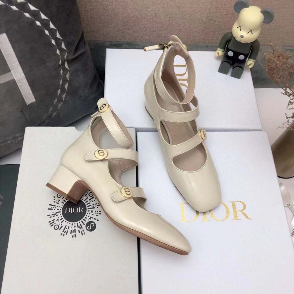 Close-up of silver hardware on Dior Women D-Doll Pump White Shiny Calfskin