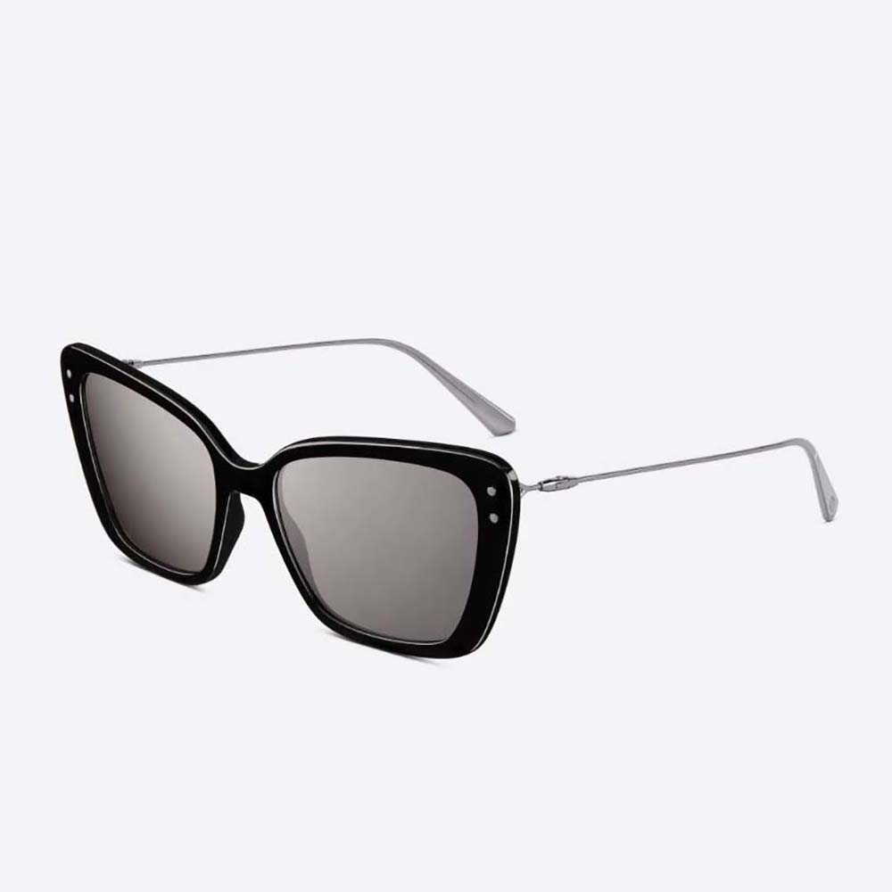 Close-up of gunmetal mirrored lenses on Dior Women MissDior B5I sunglasses