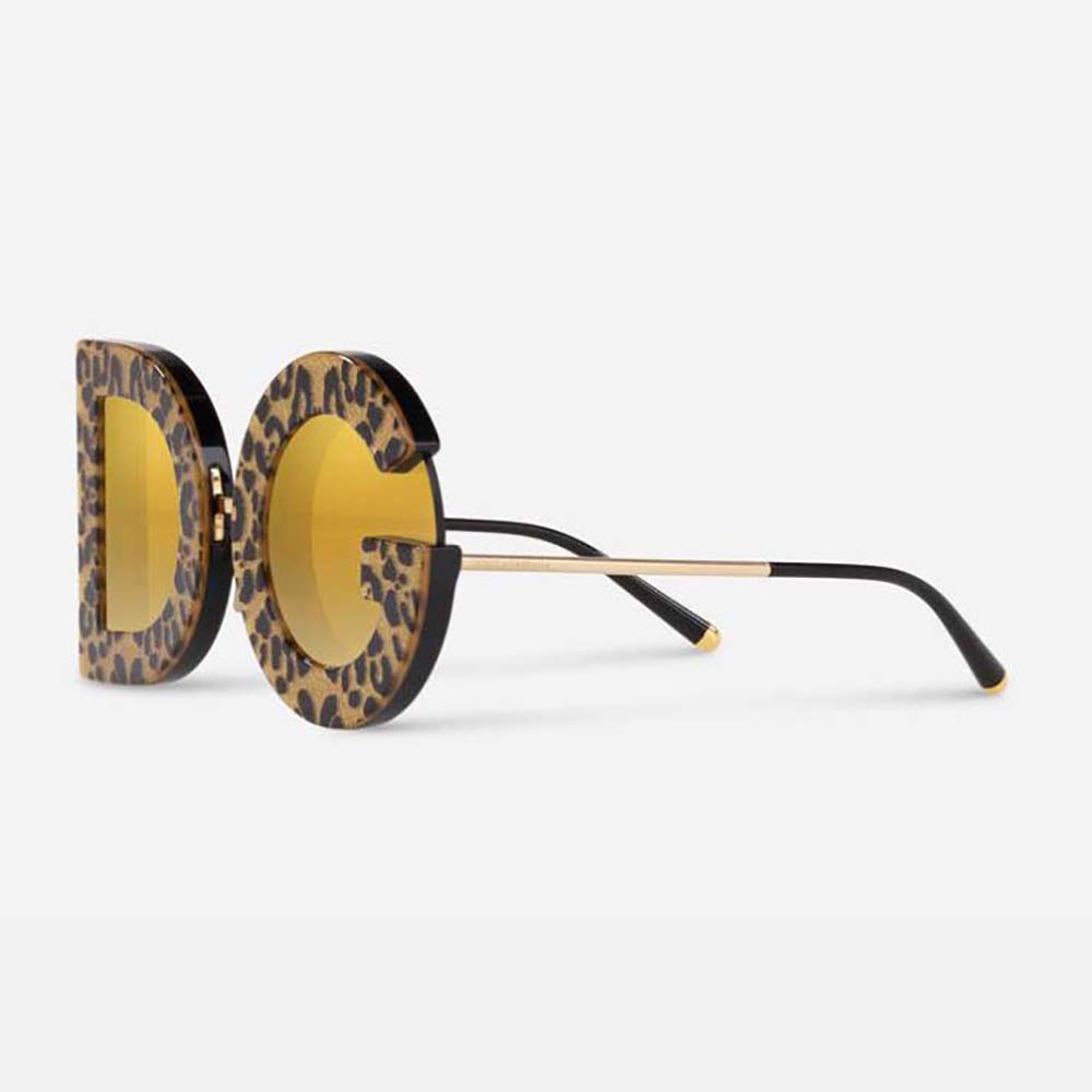 Close-up on polished gold frame and D&G logo detail sunglasses