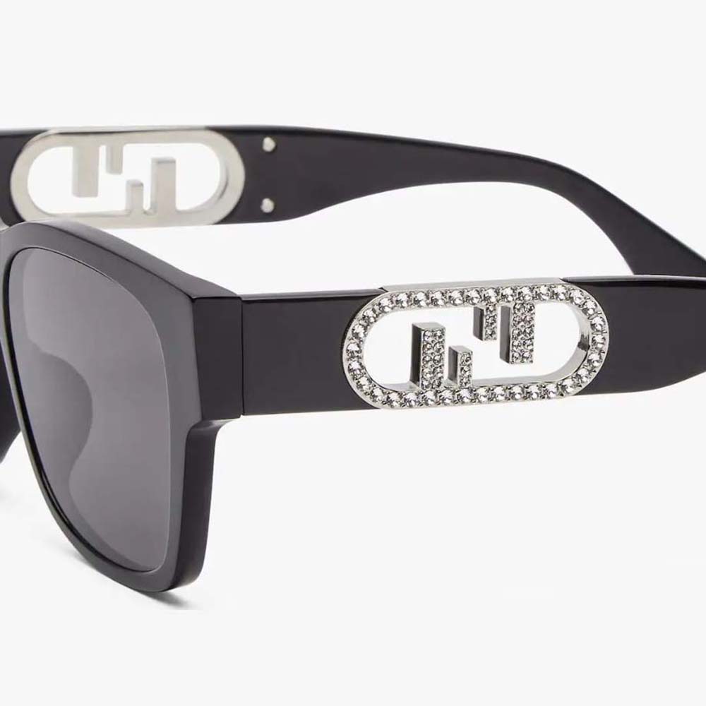 Top angle highlighting oversized silhouette of Fendi Women O’Lock sunglasses
