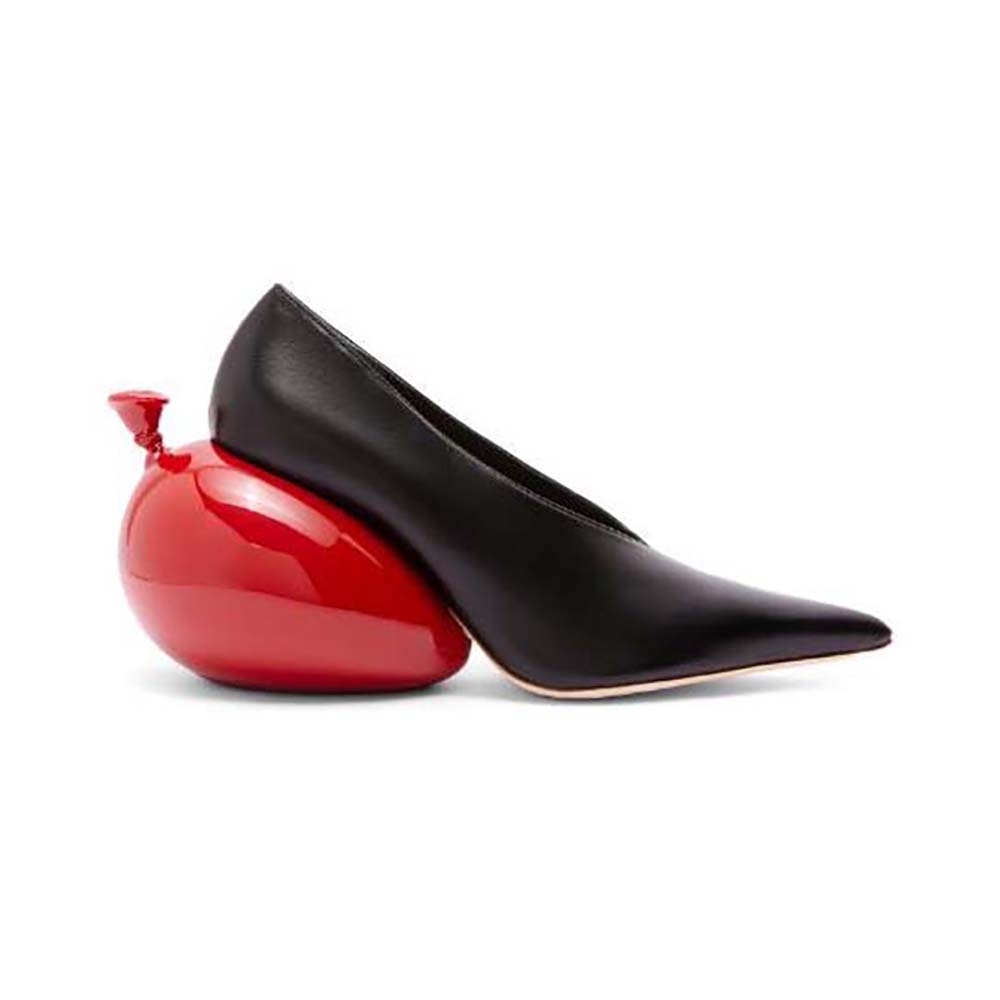 Side view of Loewe Women Balloon Pump in Calfskin-Black showing silhouette
