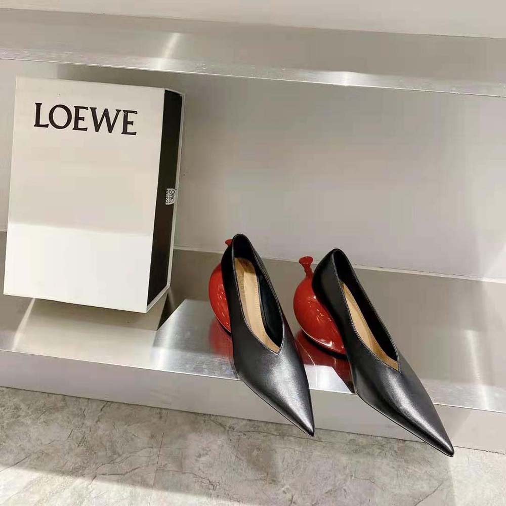 Top angle of Loewe Women Balloon Pump highlighting ankle strap detail