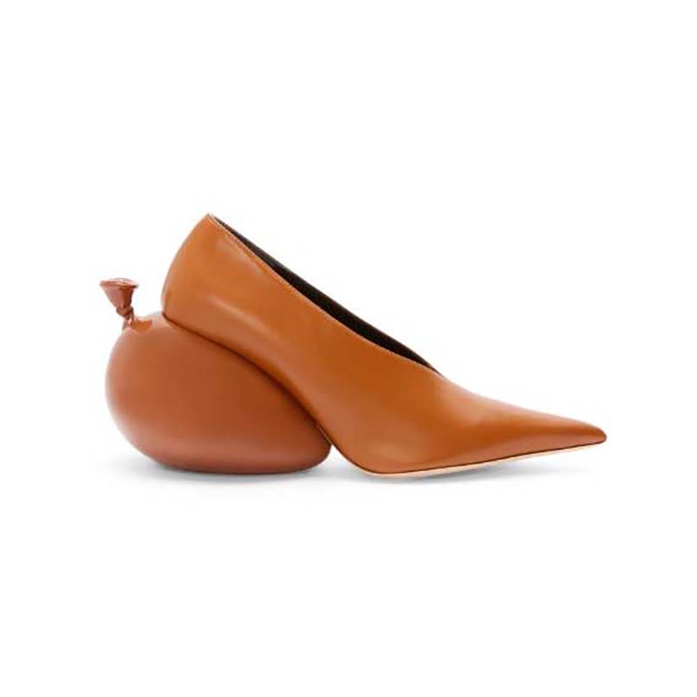 Side view of Loewe Women Balloon Pump in Calfskin-Tan showcasing silhouette